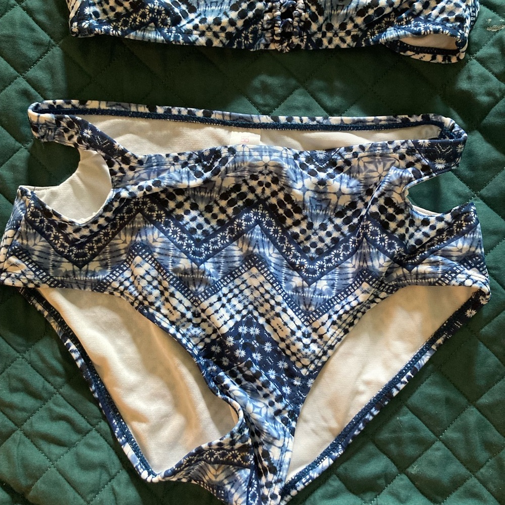 BiKini Set - Picture 4 of 5